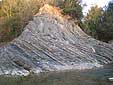(Roccastrada) Fiume Farma. Torbiditi arenaceo-siltitico-argillitiche paleozoiche con slumps (permiano superiore – oltre 250 milioni di anni).