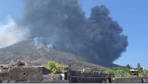 Stromboli eruption: the data from the ISPRA network mareographic