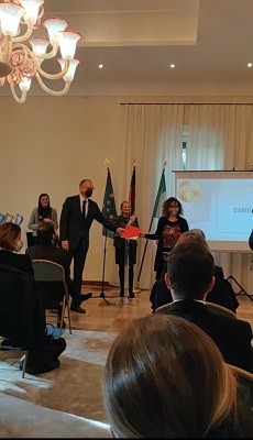 la dott.ssa Cristina Frizza, una dei tutor ISPRA del progetto mentre riceve l’attestato di merito. la dott.ssa Cristina Frizza, una dei tutor ISPRA del progetto mentre riceve l’attestato di merito.