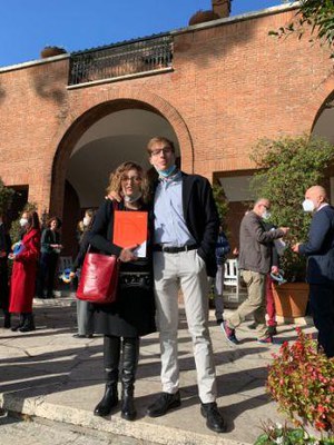 In foto insieme alla tutor ISPRA, Marco Giancontieri uno degli studenti del Liceo T .Tasso di Roma, Istituto assegnatario del PCTO ISPRA Nella foto la dott.ssa Cristina Frizza, una dei tutor ISPRA del progetto mentre riceve l’attestato di merito.