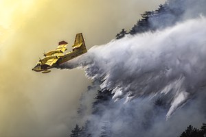 Foto: Intervento aereo canadair dei Vigili del Fuoco nelle Alpi Tolmezzine Orientali – M.te Cimadors (Fonte: Corpo Forestale regionale Friuli Venezia Giulia, 2024 F. Martinuzzi Stazione di Forni di Sopra (UD)