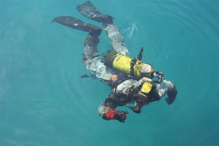 Operatore in immersione per la mappatura dell’idrocarburo sul fondo