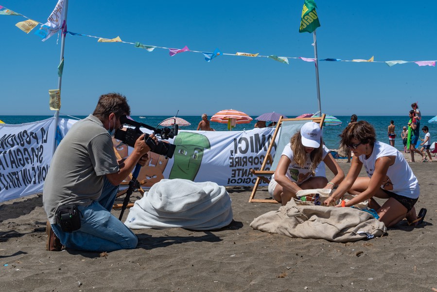 Un giornalista filma le attività durante l’evento della Spiaggia Ecologica a Cerveteri