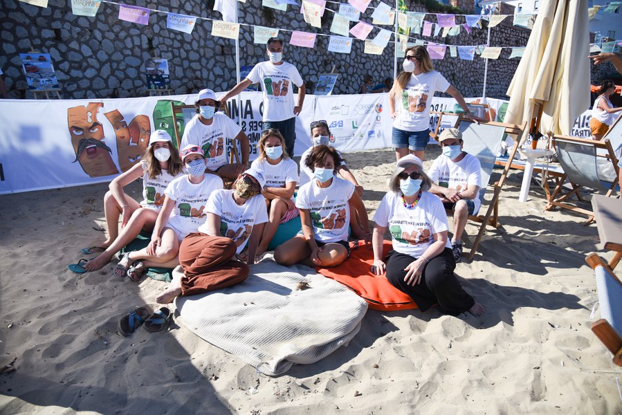 Lo staff del progetto BARGAIN in posa dopo la fine dell’evento in spiaggia a San Felice Circeo