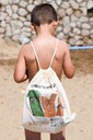Lo zainetto che contiene il kit della Spiaggia Ecologica (T-shirt, cappellino e fumetto)