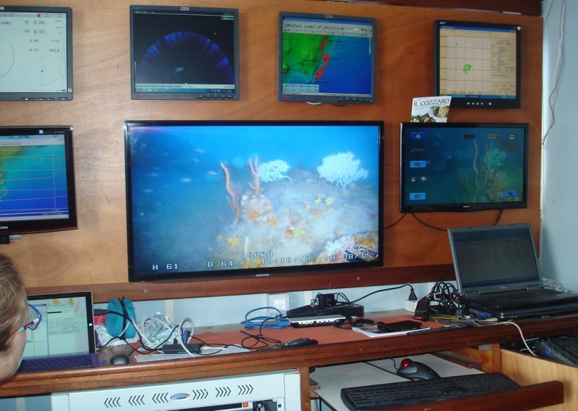 Il sistema dei monitor di Astrea, che consente, in contemporanea, di monitorare la posizione di nave e ROV, di pilotare il ROV e di vedere i popolamenti presenti sui fondali