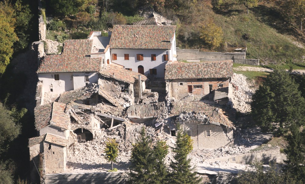 Castelsantangelo sul Nera: dettaglio edificio crollato