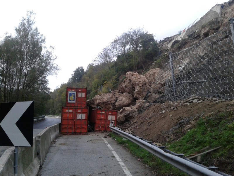 Frana di Pescara del Tronto sulla ss4. Massi crollati in occasione della scossa del 30/10 e contenuti dalla barriera paramassi