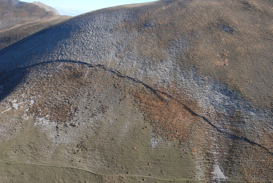 Frattura sul monte Porche: Fratture sviluppatesi sul monte Porche, nei pressi del Monte Vettore, sui terreni detritici appoggiati al versante