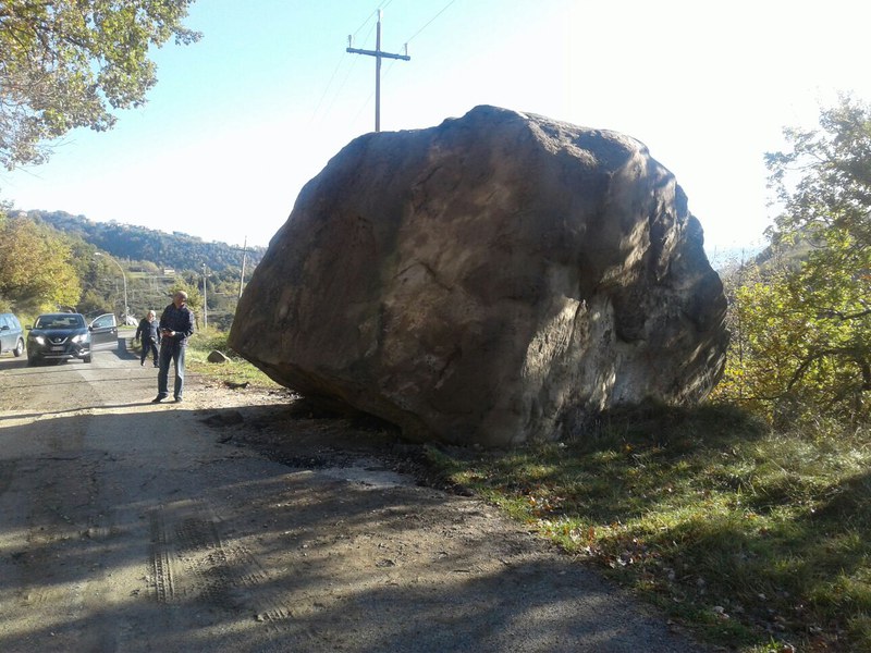 Masso crollato in occasione della scossa del 30/10 lungo la strada provinciale 7 che da Acquasanta terme arriva a Valle Castellana