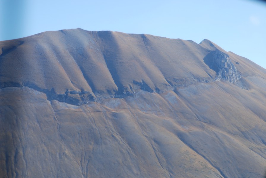 Monte Vettore: Panoramica del monte vettore con le tracce della faglia