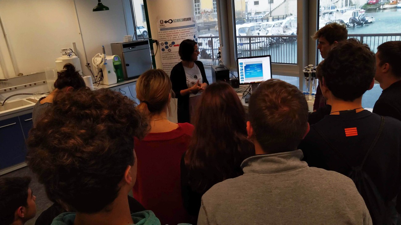 dr.ssa Scuderi illustra lab contaminazione ambienti acquatici e bioaccumulo