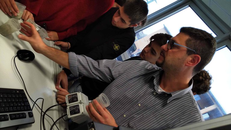 ing. Pilato mostra campioni per la granulometria dei sedimenti