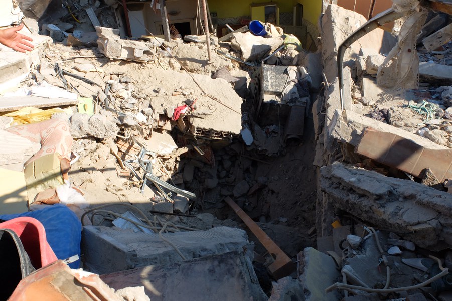 Apertura eseguita nel tetto di uno degli edifici interamente crollato, per il recupero dei 3 fratellini rimasti sepolti dalle macerie. Centro abitato di Majo - Casamicciola Terme
