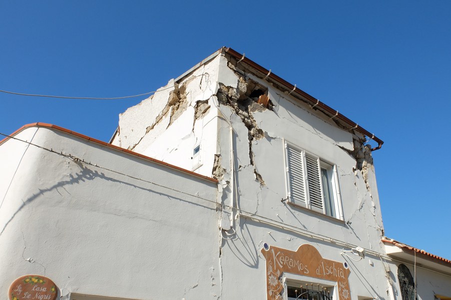 Casa in muratura fortemente danneggiata; la struttura è costruita in materiale lapideo composito
