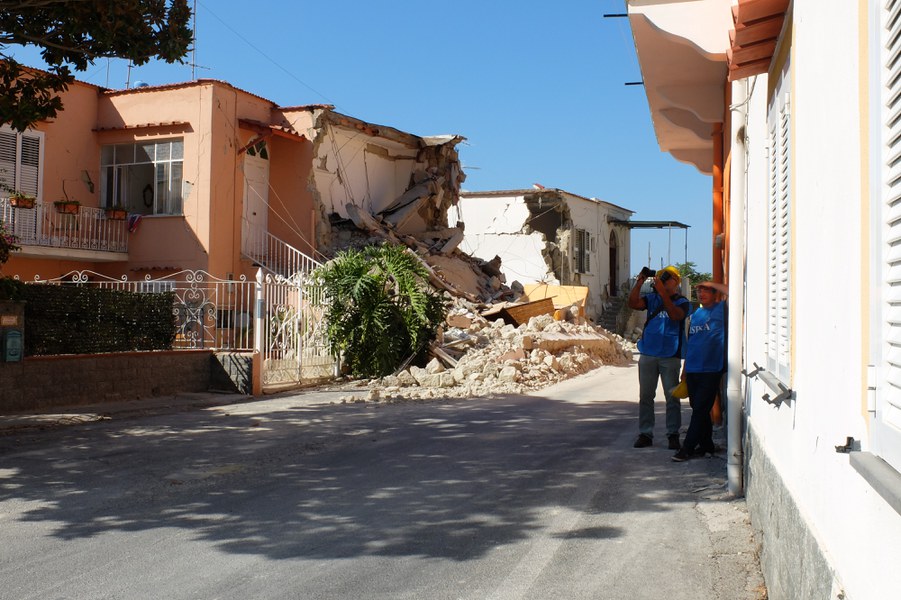 Case realizzate in muratura a sacco con blocchi di tufo, fortemente danneggiate e crollate a seguito del sisma