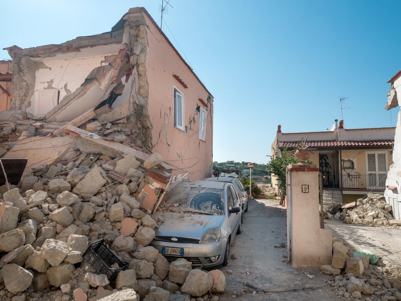 Crollo parziale di una palazzina all’interno della zona Rossa a Casamicciola Terme