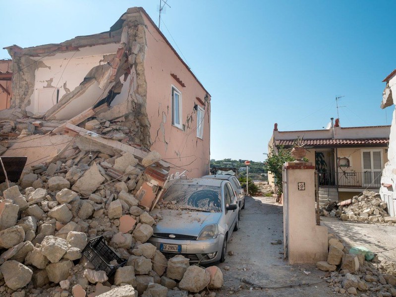 Crollo parziale di una palazzina all’interno della zona Rossa a Casamicciola Terme