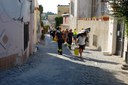 I Vigili del Fuoco scortano gli abitanti, nella zona rossa di Majo, per il recupero dei loro beni dalle abitazioni danneggiate dal sisma