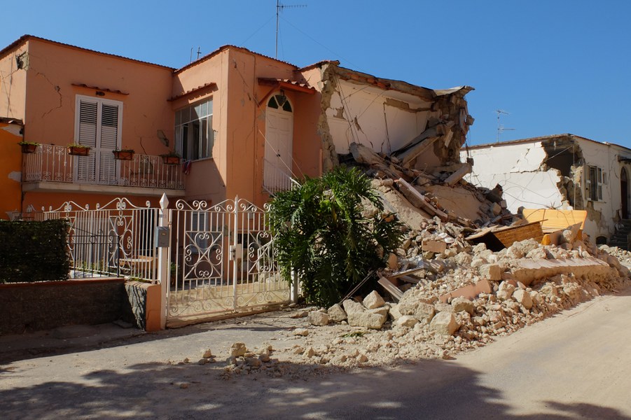 Lesioni strutturali, crolli parziali e totali di edifici, all’inizio dell’abitato di Majo - Casamicciola Terme