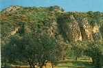 La parete calcarea sulle pendici settentrionali del Pizzo Castellaro con la grotta di S. Teodoro (a sinistra) e il riparo Maria