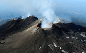 Il movimento del fianco orientale del Monte Etna: una valvola e una sentinella delle eruzioni parossistiche e della risalita del magma