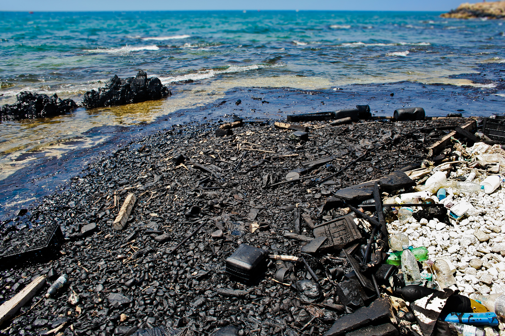Costa ciottolosa impattata da olio combustibile