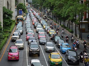 Mobilità sostenibile in città? Non proprio. In Europa continua a crescere l’uso del mezzo privato (al 2020, 250 milioni di auto)